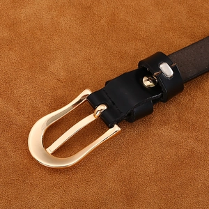 Classic black leather skinny belt for women with elegant golden U-shaped horseshoe buckle