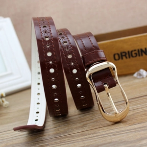 Cintura in pelle marrone scuro con decorazione a stella e fibbia ovale in metallo dorato