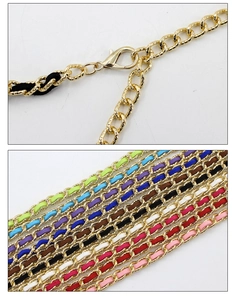 Dettaglio della catena in metallo dorato intrecciato con chiusura a moschettone e colori