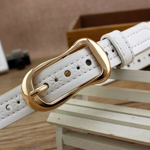 Cintura in pelle bianca da donna con fibbia dorata e motivi floreali traforati