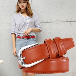 Ceinture femme en cuir marron avec boucle florale gravée et détails de surpiqûres