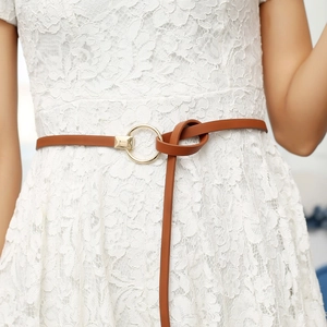 Ceinture fine en cuir marron pour femme avec boucle ronde dorée et détail de nœud élégant
