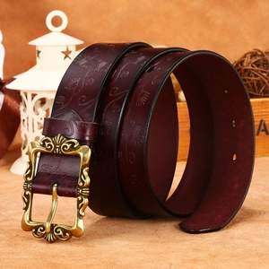 Ceinture vintage en cuir bordeaux pour femme avec motifs floraux et boucle dorée ajourée