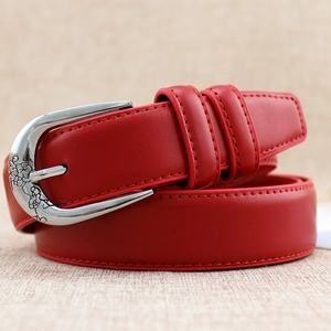Ceinture femme en cuir rouge avec boucle argentée gravée de fleurs et ardillon