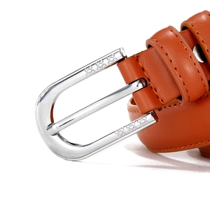 Ceinture femme en cuir orange-marron avec boucle argentée et texture B embossée