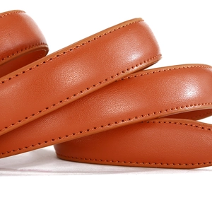 Ceinture classique en cuir marron pour femme avec coutures fines et texture naturelle