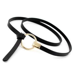 Ceinture fine en cuir noir pour femme avec boucle dorée circulaire et style noué