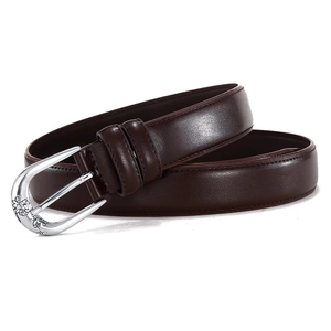 Ceinture en cuir marron foncé avec boucle argentée gravée de fleurs sur fond blanc