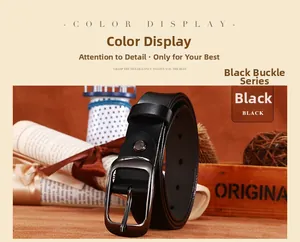 Dettaglio della cintura in pelle nera con fibbia ad ardiglione color canna di fucile su sfondo