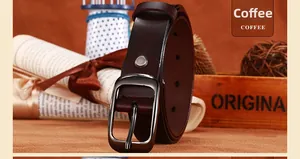 Dettaglio cintura in pelle marrone caffè con fibbia ad ardiglione lucida su sfondo vintage