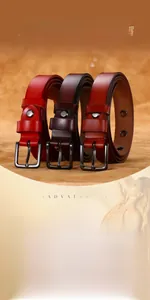 Dettaglio di cinture in pelle vintage rosse e marroni con fibbie in metallo nero