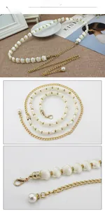 Vue détaillée de la chaîne de taille élégante en perles et coquillages avec métal doré