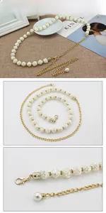 Détail de perles roses blanches et chaîne dorée avec un grand pendentif en perle