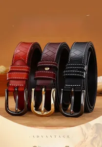 Dettaglio di cinture in pelle intrecciata retrò con cuciture e fibbie in metallo