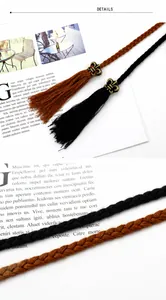 Dettaglio di cinture intrecciate a mano con lunghe nappe e ciondoli a fleur-de-lis
