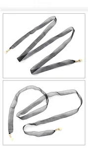 Détail de la ceinture en mousseline noire avec embouts dorés et pendentifs en perles