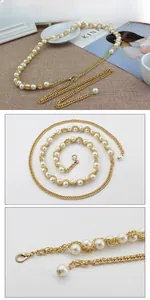 Détail d'une ceinture chaîne dorée à double rangée avec perles blanches et fermoir homard