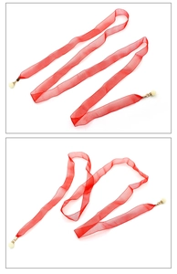 Détail de la chaîne de taille en organza rouge avec perles et accents en métal doré