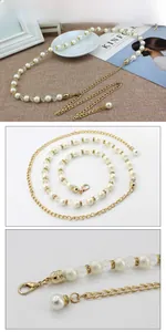 Détail d'une chaîne de taille dorée ornée de perles blanches et de cristaux clairs