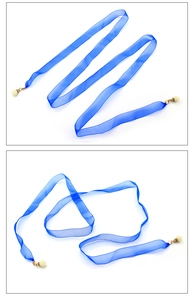Chaîne de taille en ruban organza bleu avec breloques dorées et perles
