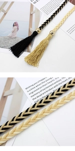 Dettaglio di corde intrecciate in vita con nappine e perline dorate in nero e beige