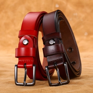 Set di cinture in vera pelle rossa e marrone scuro con fibbia quadrata in metallo