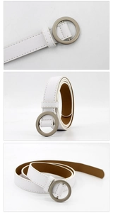 Détails d'une ceinture blanche texturée avec une boucle ronde en métal mat simple