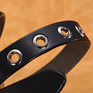 Cintura sottile in pelle nera da donna con occhielli argento e fibbia quadrata scura