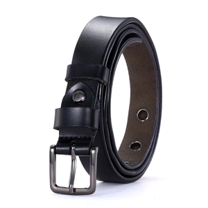 Cintura minimalista in pelle nera da donna con fibbia quadrata e dettagli con occhielli