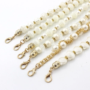 Chaîne de taille dorée élégante pour femme avec perles et fermoir mousqueton fleuri