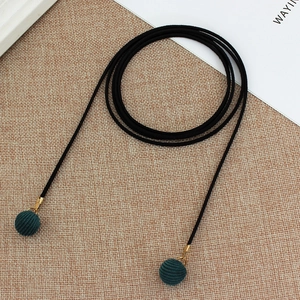 Handgefertigte schwarze Taillenkette mit dunkelgrünen gerippten Kugelanhängern und Gold