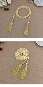 Dettaglio della corda intrecciata in vita color champagne con nappe e perline oro