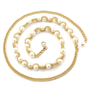 Chaîne de taille dorée élégante avec perles blanches et fermoir mousqueton réglable