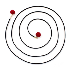 Minimalistische schwarze Taillenkette mit roten Samtkugeln als Anhänger für Kleider