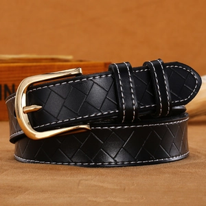 Cintura classica in pelle intrecciata nera con fibbia dorata e cuciture a contrasto