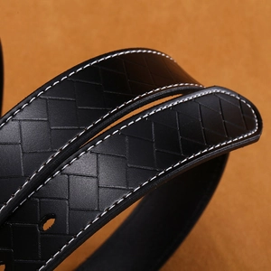 Cintura da donna in pelle nera con trama intrecciata e cuciture bianche a contrasto