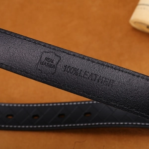 Cintura classica da donna in vera pelle nera con trama a grana fine e fibbia dorata