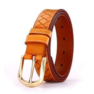 Cintura in pelle arancione vivace con fibbia dorata e trama a rombi intrecciata