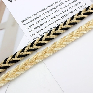 Elegante cintura a catena in vita intrecciata con nappe per abiti bicolore e beige