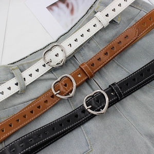 Ceintures femme à boucle cœur en noir blanc et marron sur un jean bleu