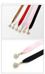 Detail von Taillenkette aus Seidenband mit Strass-Blumenanhängern in verschiedenen Farben
