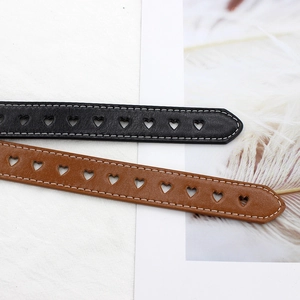 Ceinture fine en cuir pour femme avec boucle cœur noire et marron et surpiqûres blanches