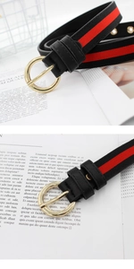 Détail d'une boucle ronde dorée et d'une sangle rayée rouge et verte sur ceinture