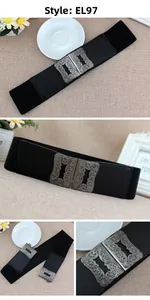 Détails de la boucle métallique argentée ajourée sur une ceinture noire élastique