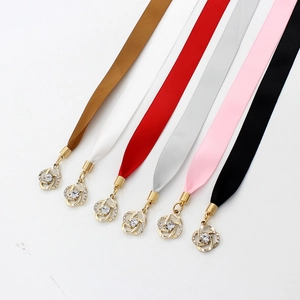 Eleganter Satin-Schleifengürtel mit goldenem Blumenanhänger und Kristallen in sechs Farben