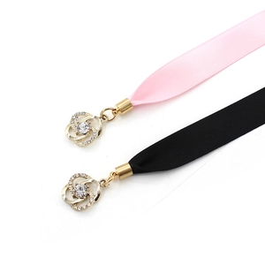Rosafarbene und schwarze Satin-Taillenkette mit goldenen Blumenanhängern und Kristallen