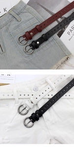 Détails de la ceinture fine avec motifs étoiles découpées et boucle argentée vintage