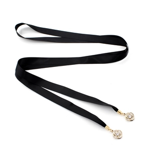 Eleganter schwarzer Satin-Gürtel mit goldenen Blumenanhängern und Strasssteinen