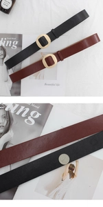 Ceintures larges noires et marron avec boucles dorées sur fond de magazine de mode