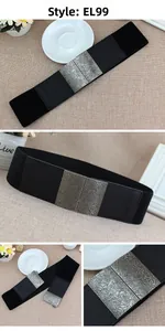 Gros plan sur la boucle métallique carrée vintage avec motif rose sur une large ceinture noire